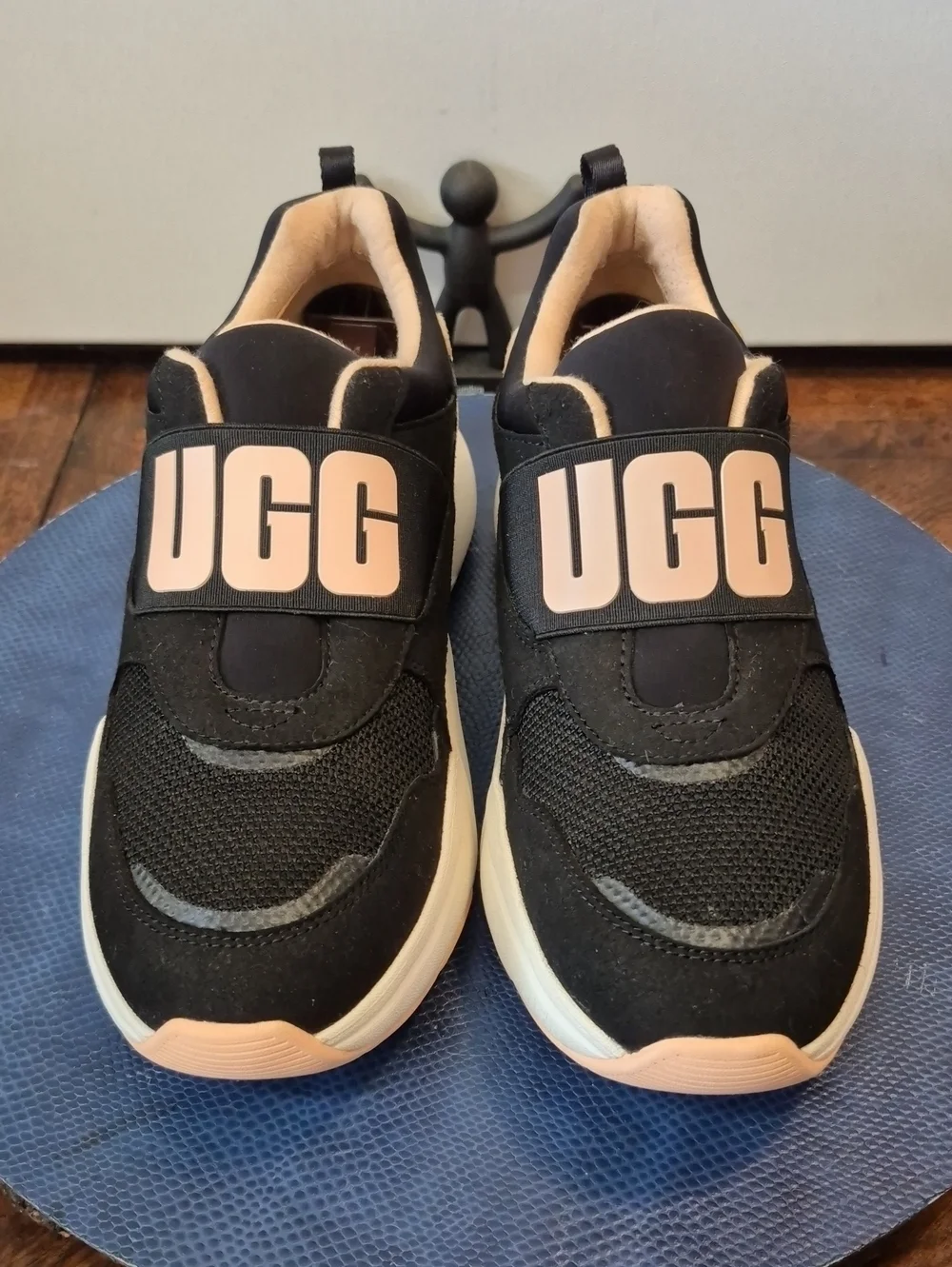 UGG
